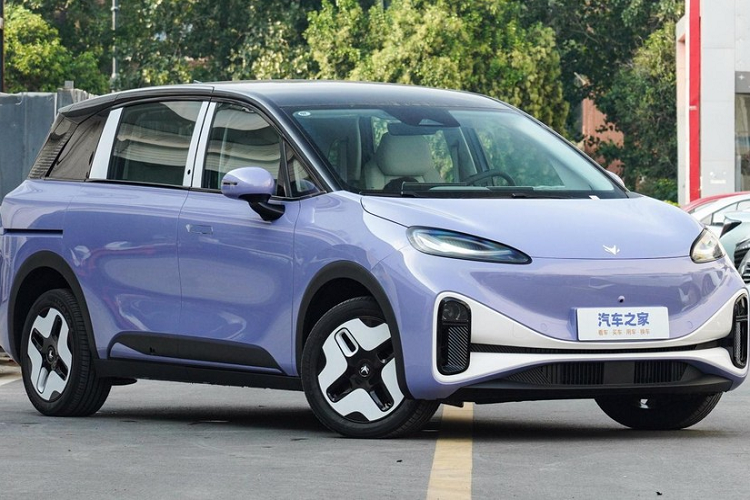 Khách hàng khi mua xe sẽ được hưởng 6 quyền lợi bao gồm 3 năm học trung cấp không lãi suất, cho thuê tài chính không trả trước, 3 năm đi lại không giới hạn miễn phí, bảo hành xe 5 năm hoặc 120.000 km, bảo hành trọn đời cho ba bộ nguồn điện, và dịch vụ lắp đặt và sạc pin nhà thông minh 7kW trọn đời, nâng cấp OTA miễn phí trọn đời và trợ cấp thay thế 5.000 nhân dân tệ độc quyền cho chủ sở hữu ôtô BAIC New Energy.