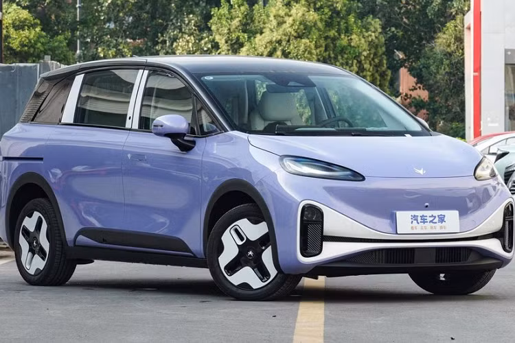 Khách hàng khi mua xe sẽ được hưởng 6 quyền lợi bao gồm 3 năm học trung cấp không lãi suất, cho thuê tài chính không trả trước, 3 năm đi lại không giới hạn miễn phí, bảo hành xe 5 năm hoặc 120.000 km, bảo hành trọn đời cho ba bộ nguồn điện, và dịch vụ lắp đặt và sạc pin nhà thông minh 7kW trọn đời, nâng cấp OTA miễn phí trọn đời và trợ cấp thay thế 5.000 nhân dân tệ độc quyền cho chủ sở hữu ôtô BAIC New Energy.