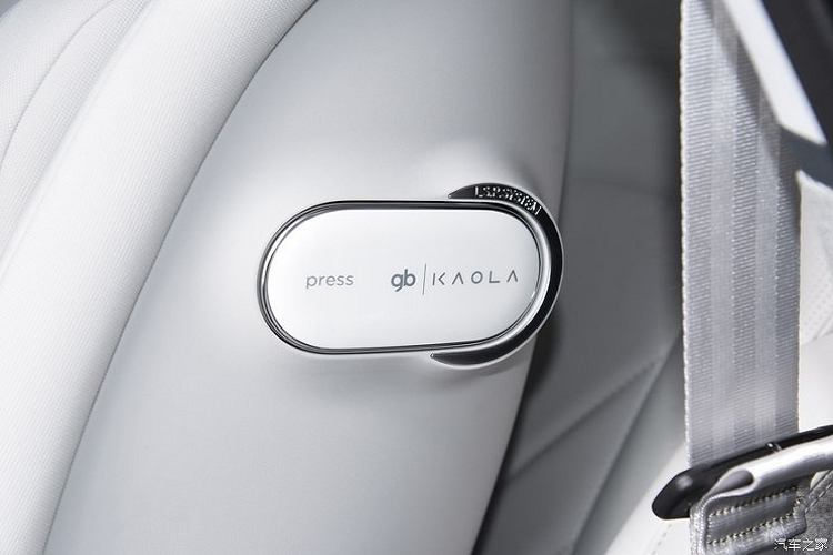 Để các mẹ có thể nghỉ ngơi tốt hơn trong chuyến du lịch, ArcFox Kaola được trang bị một chiếc ghế được thiết kế đặc biệt dành cho các mẹ, giúp phân bổ đều trọng lượng cơ thể lên lưng, mông, cẳng chân và bàn chân, từ đó, giúp các hot mom ngồi thoải mái hơn và nghỉ ngơi tốt hơn. 