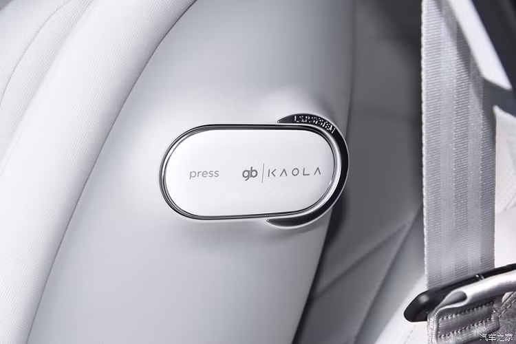 Để các mẹ có thể nghỉ ngơi tốt hơn trong chuyến du lịch, ArcFox Kaola được trang bị một chiếc ghế được thiết kế đặc biệt dành cho các mẹ, giúp phân bổ đều trọng lượng cơ thể lên lưng, mông, cẳng chân và bàn chân, từ đó, giúp các hot mom ngồi thoải mái hơn và nghỉ ngơi tốt hơn. 