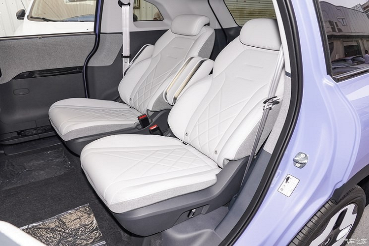 Cản trước của ArcFox Kaola trông giống như một nụ cười. Nó cũng có đường mái bóng bẩy và các cột D hơi nghiêng, bộ mâm được sơn màu trắng-đen cá tính. Nhìn từ phía sau, chiếc xe MPV cỡ nhỏ này có cụm đèn hậu duy nhất với logo ArcFox được chiếu sáng. Nói về kích thước của ArcFox Kaola, xe có các số đo bao gồm chiều dài, chiều rộng và chiều cao lần lượt sẽ là 4.500 mm x 1.870 mm x 1.655 mm, còn chiều dài cơ sở 2.820 mm.