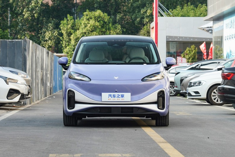 ArcFox là hãng đầu tiên tung ra mẫu xe MPV điện ArcFox Kaola 4 chỗ và sẽ bổ sung thêm mẫu 5 chỗ vào Quý 3 năm sau. Tính đến thời điểm ra mắt, đơn đặt hàng xe mới đã lên tới 5.206 chiếc. Mức giá xe ArcFox Kaola 2024 dao động từ 131.800 nhân dân tệ cho đến 169.800 nhân dân tệ (tương đương 428 triệu đồng đến 551 triệu đồng), khá hấp dẫn nếu xét về yếu tố đây là dòng xe MPV cỡ nhỏ thuần điện.