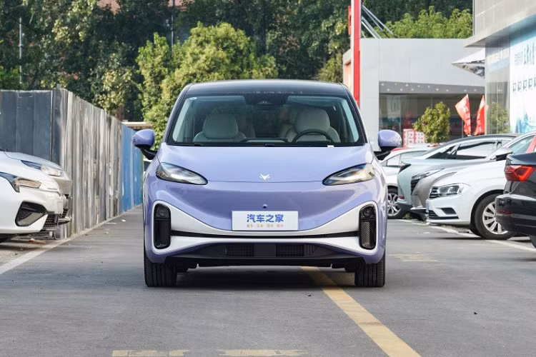 ArcFox là hãng đầu tiên tung ra mẫu xe MPV điện ArcFox Kaola 4 chỗ và sẽ bổ sung thêm mẫu 5 chỗ vào Quý 3 năm sau. Tính đến thời điểm ra mắt, đơn đặt hàng xe mới đã lên tới 5.206 chiếc. Mức giá xe ArcFox Kaola 2024 dao động từ 131.800 nhân dân tệ cho đến 169.800 nhân dân tệ (tương đương 428 triệu đồng đến 551 triệu đồng), khá hấp dẫn nếu xét về yếu tố đây là dòng xe MPV cỡ nhỏ thuần điện.