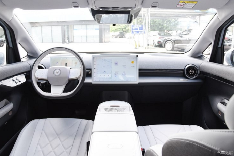 Bây giờ, chúng ta hãy ngồi bên trong ArcFox Kaola, nơi chiếc xe này có kiểu dáng gọn gàng với màn hình nổi, màn hình LCD nhỏ và vô lăng ba chấu đáy phẳng. Nó cũng có lỗ thông hơi hình tròn. Bên trong, ArcFox Kaola có camera trên cột B giám sát hàng ghế sau bên trái dành riêng cho trẻ em. Nhờ đó, các bà mẹ có thể quan sát con mình trên màn hình trung tâm khi lái xe, tránh phải nhìn lại phía sau.