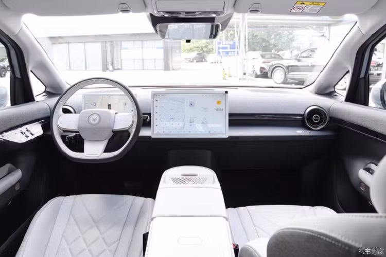 Bây giờ, chúng ta hãy ngồi bên trong ArcFox Kaola, nơi chiếc xe này có kiểu dáng gọn gàng với màn hình nổi, màn hình LCD nhỏ và vô lăng ba chấu đáy phẳng. Nó cũng có lỗ thông hơi hình tròn. Bên trong, ArcFox Kaola có camera trên cột B giám sát hàng ghế sau bên trái dành riêng cho trẻ em. Nhờ đó, các bà mẹ có thể quan sát con mình trên màn hình trung tâm khi lái xe, tránh phải nhìn lại phía sau.