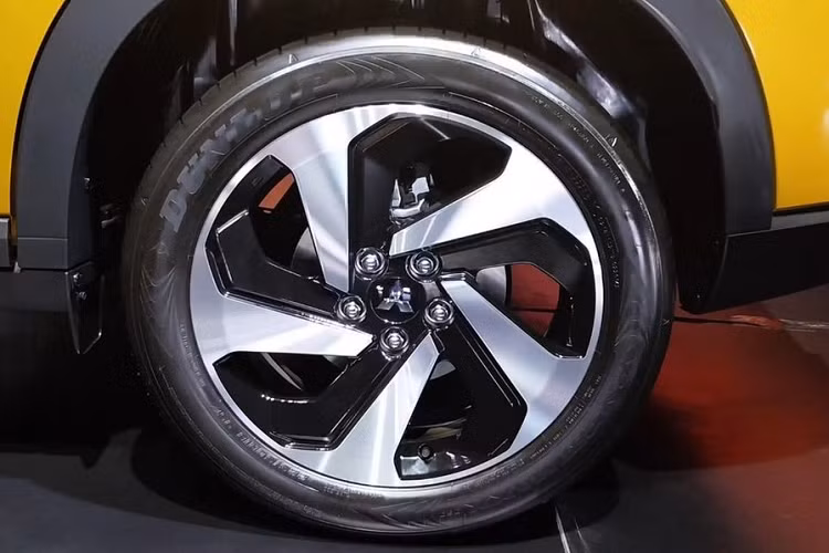 Theo thông tin đăng trên trang web của chính quyền thành phố Jakarta, mẫu SUV cỡ B mới của Mitsubishi sẽ có 2 phiên bản là Exceed 1.5L 4x2 AT và Ultimate 1.5L 4x2 AT. Dù ở phiên bản nào, xe cũng được trang bị động cơ xăng 4 xi-lanh, dung tích 1.5L, đi kèm hộp số biến thiên vô cấp CVT và hệ dẫn động cầu trước.