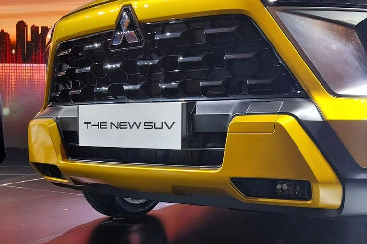 Theo tin đồn, mẫu SUV cỡ B mới của Mitsubishi sẽ được gọi bằng cái tên Xforce. Trước đó, mẫu xe này từng được đồn có tên là Mitsubishi Destinator. Tuy nhiên, đại diện của hãng Mitsubishi đã phủ nhận tên gọi này. Ngoài ra, trang bị ngoại thất, nội thất và an toàn của Mitsubishi XFC bản thương mại cũng bị rò rỉ.