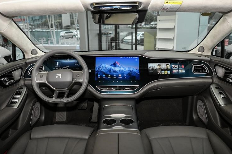 Đối với hành khách phía sau, hàng ghế sau của Feifan F7 áp dụng thiết kế bán độc lập, cũng có đệm ghế dài 496 mm, kết hợp với các chức năng như chỉnh điện tựa lưng, sưởi và thông gió, tạo cảm giác thoải mái hơn cho người ngồi.