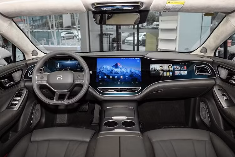 Đối với hành khách phía sau, hàng ghế sau của Feifan F7 áp dụng thiết kế bán độc lập, cũng có đệm ghế dài 496 mm, kết hợp với các chức năng như chỉnh điện tựa lưng, sưởi và thông gió, tạo cảm giác thoải mái hơn cho người ngồi.