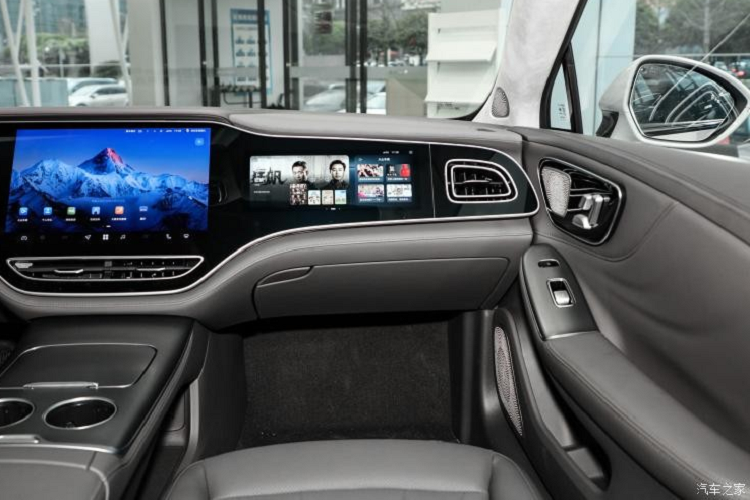 Về thời lượng pin, Feifan F7 có hai tùy chọn pin là 77 kWh và 90 kWh, trong điều kiện làm việc CLTC, pin dẫn động cầu sau 77kWh đi được 576 km, pin dẫn động cầu sau 90 kWh đi được 666 km.