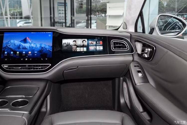 Về thời lượng pin, Feifan F7 có hai tùy chọn pin là 77 kWh và 90 kWh, trong điều kiện làm việc CLTC, pin dẫn động cầu sau 77kWh đi được 576 km, pin dẫn động cầu sau 90 kWh đi được 666 km.