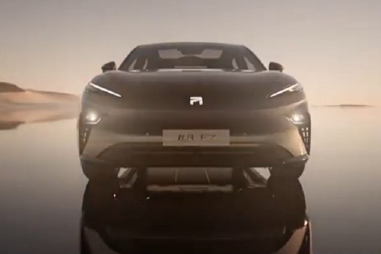 Bên cạnh các trải nghiệm trên, khách hàng dù mua dòng Feifan F7 nào đều được trang bị tiêu chuẩn ghế Feifan Bach, hàng ghế trước có lớp đệm dày nhất 70 mm, hỗ trợ chỉnh điện 14 hướng, sưởi ấm, thông gió, massage và các chức năng khác, ngoài ra chiếc xe điện này còn có đệm ngồi 580 mm và chức năng massage bằng đá nóng cho vùng eo.