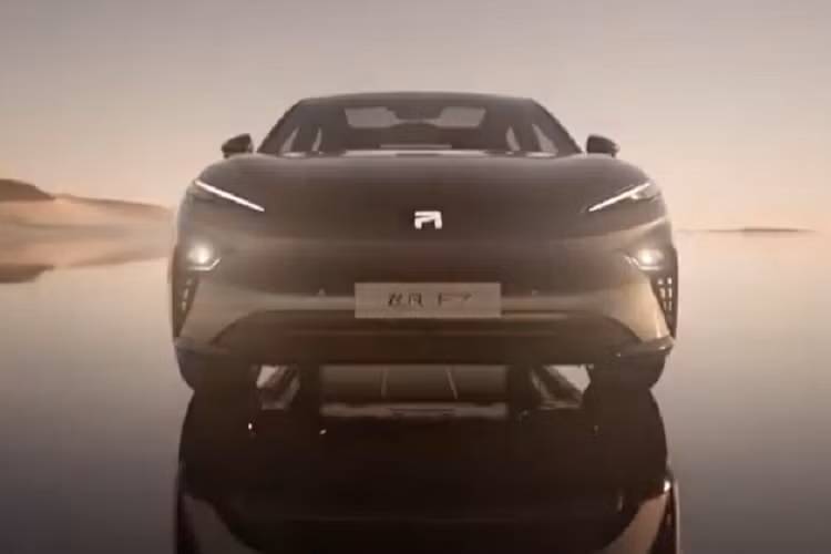 Bên cạnh các trải nghiệm trên, khách hàng dù mua dòng Feifan F7 nào đều được trang bị tiêu chuẩn ghế Feifan Bach, hàng ghế trước có lớp đệm dày nhất 70 mm, hỗ trợ chỉnh điện 14 hướng, sưởi ấm, thông gió, massage và các chức năng khác, ngoài ra chiếc xe điện này còn có đệm ngồi 580 mm và chức năng massage bằng đá nóng cho vùng eo.