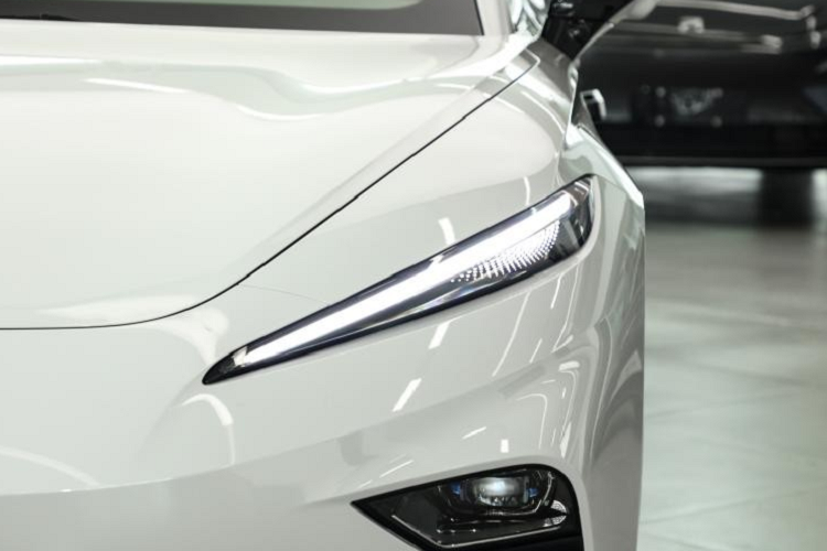 Ngoài ra, phía sau tựa tay trung tâm còn cung cấp một màn hình giải trí 8 inch cho hàng ghế sau, màn hình phía sau không chỉ điều khiển ghế ngồi, hệ thống đa phương tiện mà còn có thể phát video iQiyi. Buồng lái Feifan F7 Bach được trang bị tiêu chuẩn 16 loa và áp dụng công nghệ âm thanh vector 3D giúp âm thanh trong xe hỗ trợ kết cấu rạp hát vòm kênh 7.1.