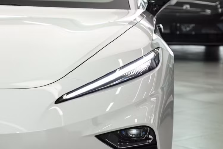 Ngoài ra, phía sau tựa tay trung tâm còn cung cấp một màn hình giải trí 8 inch cho hàng ghế sau, màn hình phía sau không chỉ điều khiển ghế ngồi, hệ thống đa phương tiện mà còn có thể phát video iQiyi. Buồng lái Feifan F7 Bach được trang bị tiêu chuẩn 16 loa và áp dụng công nghệ âm thanh vector 3D giúp âm thanh trong xe hỗ trợ kết cấu rạp hát vòm kênh 7.1.