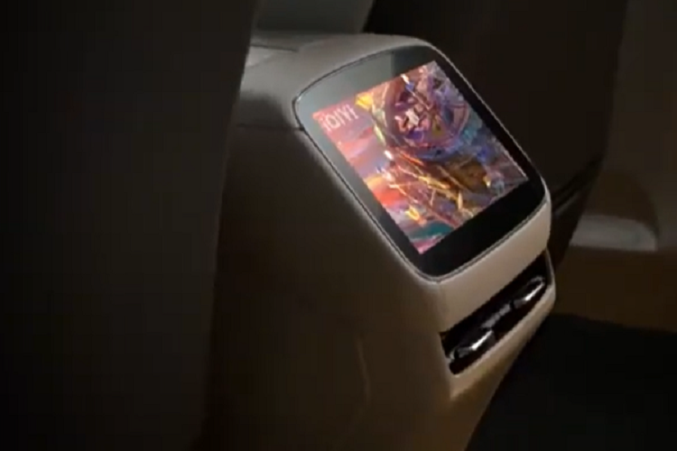 Tiếp theo là dịch vụ phần mềm hệ thống lái xe thông minh cao cấp tích hợp đầy đủ Rising Pilot trị giá 30.000 nhân dân tệ miễn phí trọn đời, quỹ tùy chọn 10.000 nhân dân tệ, 3 năm lưu lượng truy cập hệ thống thông minh RISING OS miễn phí và nhiều quyền dịch vụ bao gồm thay thế, mua lại, cho vay tài chính v.v