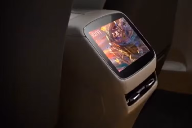 Tiếp theo là dịch vụ phần mềm hệ thống lái xe thông minh cao cấp tích hợp đầy đủ Rising Pilot trị giá 30.000 nhân dân tệ miễn phí trọn đời, quỹ tùy chọn 10.000 nhân dân tệ, 3 năm lưu lượng truy cập hệ thống thông minh RISING OS miễn phí và nhiều quyền dịch vụ bao gồm thay thế, mua lại, cho vay tài chính v.v