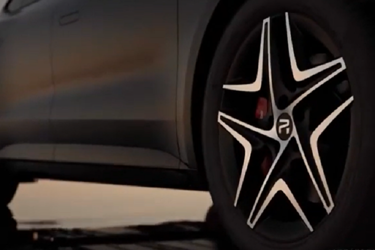 Về nội thất, vô-lăng của xe mới áp dụng cách phối hai màu, các nút bấm tương đối đơn giản. Giống như Feifan R7, chiếc xe mới sử dụng ba màn hình khổng lồ 43 inch 3+1 Rising Max, được trang bị hệ thống thông minh RISING OS và được trang bị chip Qualcomm Snapdragon 8155.