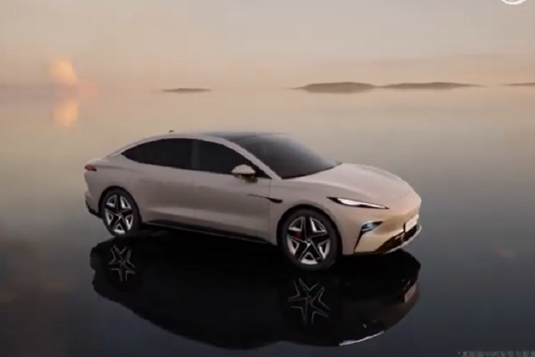 Trong thời gian giảm giá, tiền thuê hàng tháng cho pin 90kWh là 894 nhân dân tệ và tiền thuê hàng tháng cho pin 77kWh là 729 nhân dân tệ, 12 lần giảm giá thuê liên tiếp có thể giúp người dùng tiết kiệm tối đa gần 8.000 nhân dân tệ, với hàng loạt ưu đãi trên, Feifan muốn tạo ra lợi thế cho F7 trước 2 đối thủ "gà nhà" là Jikrypton 001 và BYD Han.