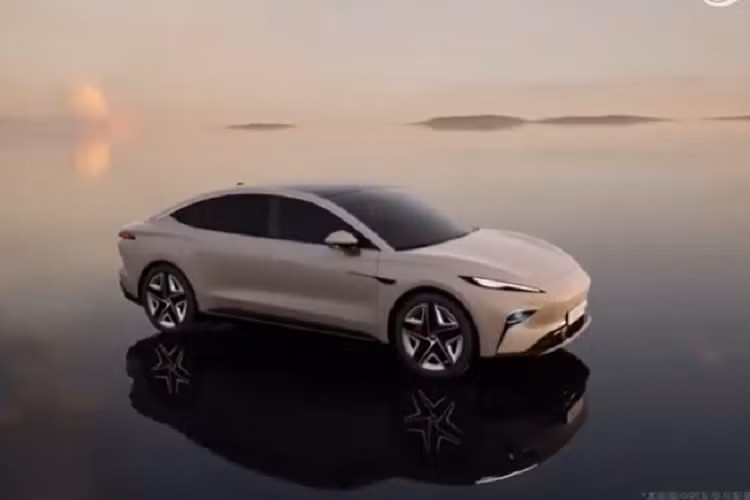 Trong thời gian giảm giá, tiền thuê hàng tháng cho pin 90kWh là 894 nhân dân tệ và tiền thuê hàng tháng cho pin 77kWh là 729 nhân dân tệ, 12 lần giảm giá thuê liên tiếp có thể giúp người dùng tiết kiệm tối đa gần 8.000 nhân dân tệ, với hàng loạt ưu đãi trên, Feifan muốn tạo ra lợi thế cho F7 trước 2 đối thủ "gà nhà" là Jikrypton 001 và BYD Han.