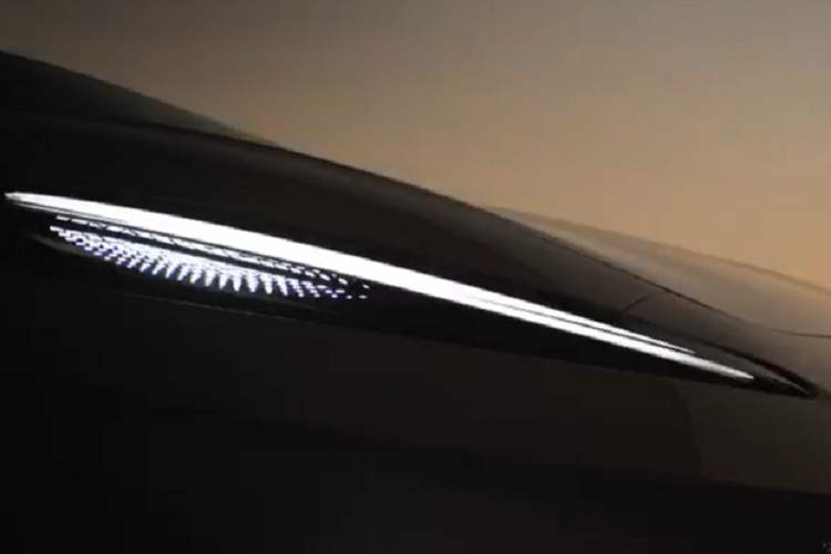 Ở phía sau xe, chiếc xe mới sử dụng đèn hậu kiểu xuyên suốt, trải dài hết đuôi xe và vác mỏng tối đa, tiếp theo là Logo R màu đỏ nổi bật được đặt ở trung tâm và có các khe hút gió khí động học ở hai bên đuôi xe, cửa sổ đuôi tích hợp vào đèn hậu. Hệ số cản của chiếc xe mới là 0,206Cd.