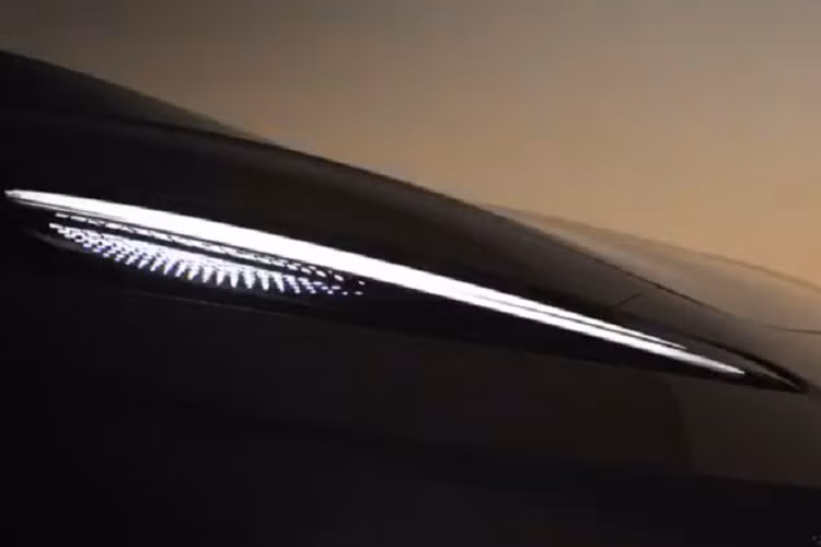 Ở phía sau xe, chiếc xe mới sử dụng đèn hậu kiểu xuyên suốt, trải dài hết đuôi xe và vác mỏng tối đa, tiếp theo là Logo R màu đỏ nổi bật được đặt ở trung tâm và có các khe hút gió khí động học ở hai bên đuôi xe, cửa sổ đuôi tích hợp vào đèn hậu. Hệ số cản của chiếc xe mới là 0,206Cd.