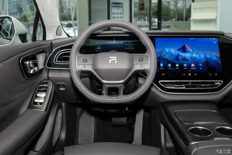 Về sức mạnh, công suất cực đại của phiên bản dẫn động cầu sau Feifan F7 là 335 mã lực, khả năng tăng tốc 0-100 km/h là 5,7 giây, công suất cực đại của phiên bản dẫn động 4 bánh là 536 mã lực, nhờ đó mà xe có khả năng tăng tốc từ vị trí xuất phát lên 100 km/h chỉ trong thời gian 3,7 giây.