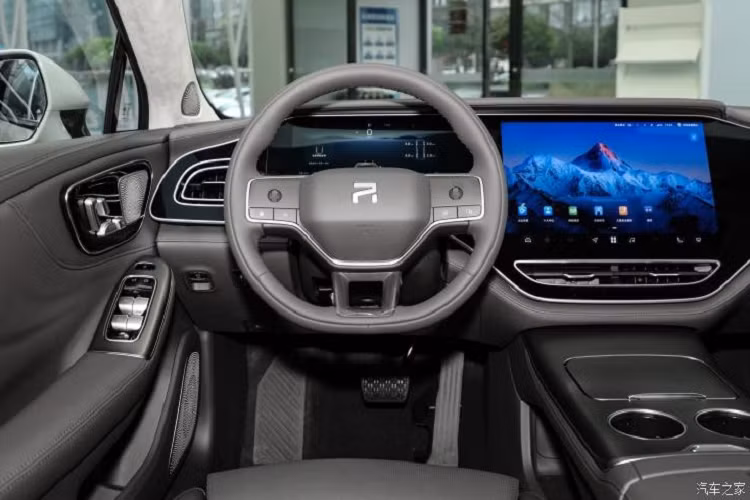 Về sức mạnh, công suất cực đại của phiên bản dẫn động cầu sau Feifan F7 là 335 mã lực, khả năng tăng tốc 0-100 km/h là 5,7 giây, công suất cực đại của phiên bản dẫn động 4 bánh là 536 mã lực, nhờ đó mà xe có khả năng tăng tốc từ vị trí xuất phát lên 100 km/h chỉ trong thời gian 3,7 giây.