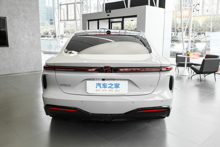 Chính sách khuyến mãi của Feifan dành cho các khách hàng khi chọn mua xe điện F7 cũng khá hấp dẫn, đầu tiên người dùng đặt hàng F7 trước ngày 30 tháng 4 sẽ được hưởng quyền sạc và hoán đổi miễn phí trọn đời