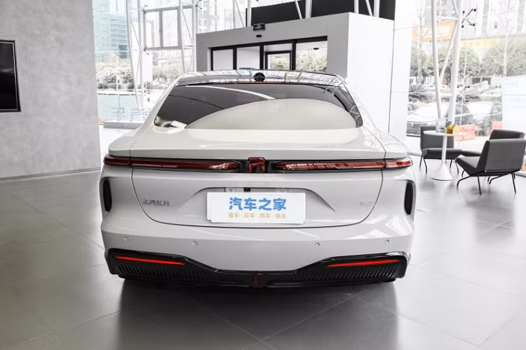 Chính sách khuyến mãi của Feifan dành cho các khách hàng khi chọn mua xe điện F7 cũng khá hấp dẫn, đầu tiên người dùng đặt hàng F7 trước ngày 30 tháng 4 sẽ được hưởng quyền sạc và hoán đổi miễn phí trọn đời