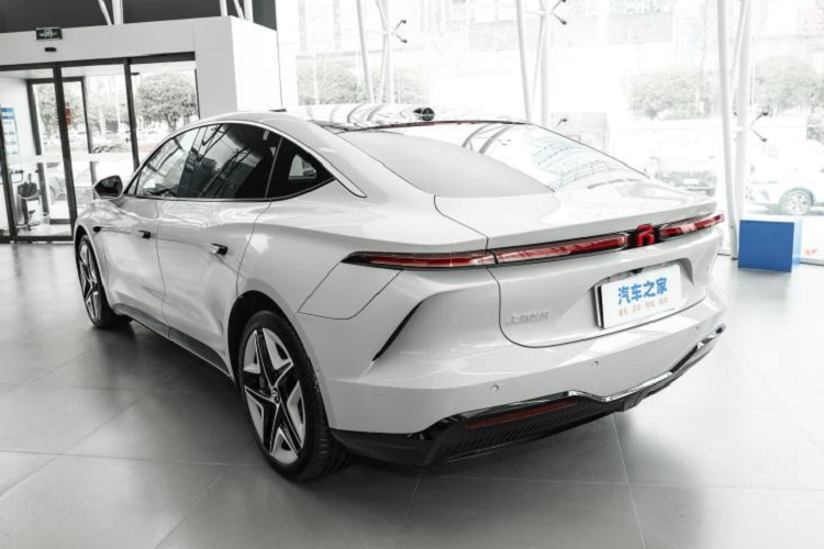 Toàn bộ khu vực điều khiển trung tâm được bao phủ bởi màn hình, có bệ tỳ tay trung tâm lớn ở hàng ghế trước, bên dưới khu vực điều khiển trung tâm có hộc chứa đồ cực lớn.