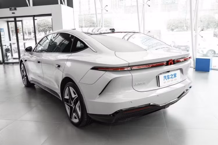 Toàn bộ khu vực điều khiển trung tâm được bao phủ bởi màn hình, có bệ tỳ tay trung tâm lớn ở hàng ghế trước, bên dưới khu vực điều khiển trung tâm có hộc chứa đồ cực lớn.