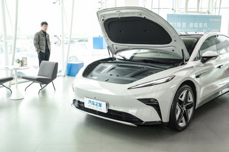 Ngoài ra, bản dẫn động bốn bánh của Feifan F7 sử dụng pin 90 kWh có thể di chuyển được 600 km, nhờ đó mà mang đến thêm lựa chọn bổ sung năng lượng dồi dào và hiệu quả cho người dùng. Bất kể là kiểu động cơ kép hay động cơ đơn, Feifan F7 cung cấp hai tùy chọn thay pin và không thay pin.