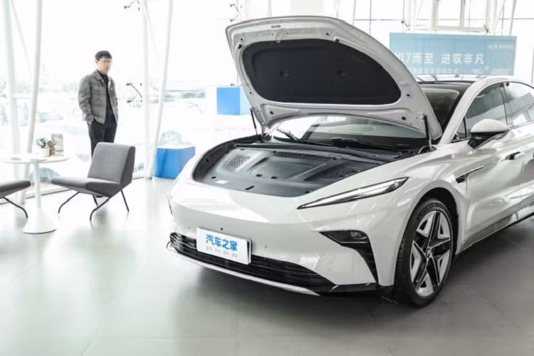 Ngoài ra, bản dẫn động bốn bánh của Feifan F7 sử dụng pin 90 kWh có thể di chuyển được 600 km, nhờ đó mà mang đến thêm lựa chọn bổ sung năng lượng dồi dào và hiệu quả cho người dùng. Bất kể là kiểu động cơ kép hay động cơ đơn, Feifan F7 cung cấp hai tùy chọn thay pin và không thay pin.