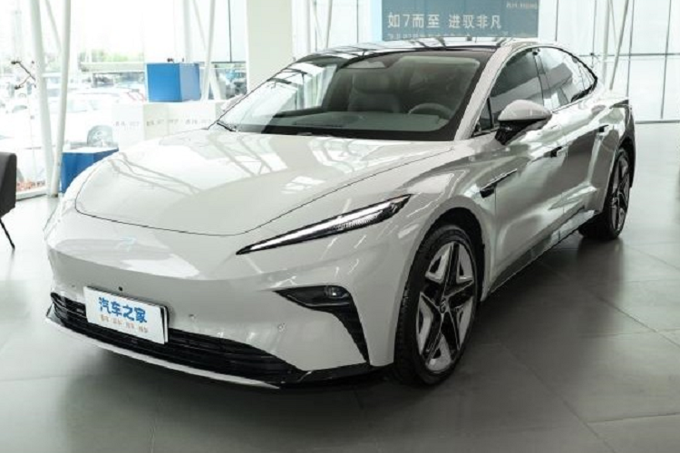 Vì là xe điện nên thiết kế lưới tản nhiệt kiểu khép kín giúp chiếc xe mới trông gọn gàng hơn. Bên thân xe áp dụng thiết kế thân rộng với vòm bánh xe trước và sau nhô ra trong khi phần cửa thụt vào, làm cho ngoại hình xe trở nên ấn tượng, xe có tay nắm cửa thò thụt, cửa kính không viền thể thao.