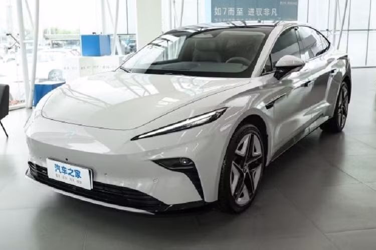 Vì là xe điện nên thiết kế lưới tản nhiệt kiểu khép kín giúp chiếc xe mới trông gọn gàng hơn. Bên thân xe áp dụng thiết kế thân rộng với vòm bánh xe trước và sau nhô ra trong khi phần cửa thụt vào, làm cho ngoại hình xe trở nên ấn tượng, xe có tay nắm cửa thò thụt, cửa kính không viền thể thao.