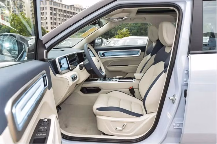 Nội thất mang lại cảm giác sang trọng và mềm mại với tông màu be chủ đạo, đi kèm các điểm nhấn màu xanh dương. Điểm nhất lớn nhất trong khoang cabin của xe là cụm màn hình kép kết hợp giữa đồng hồ lái 10,25 inch và màn hình trung tâm 12,3 inch. Bên dưới màn hình điều khiển trung tâm là hai cửa gió điều hòa.