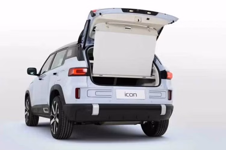 Xe với các tính năng như cảnh báo va chạm và cảnh báo chệch làn nhờ một radar phía trước, camera hành trình và camera gầm xe và khởi động từ xa thông qua điện thoại thông minh. Geely tuyên bố rằng những chức năng mới được bổ sung này được nhắm mục tiêu tới các tài xế nữ.