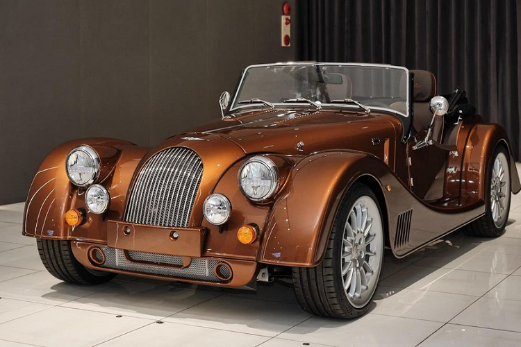 Tay chơi siêu xe Hoàng Kim Khánh có vẻ như bắt đầu cảm thấy không còn hứng thú với các xe mang biển Lào hay Campuchia, khi thời gian gần đây anh đã chọn đại lý chính hãng mua xe. Mới đây nhất Hoàng Kim Khánh đã tậu Morgan Plus Six 2023 chính hãng.