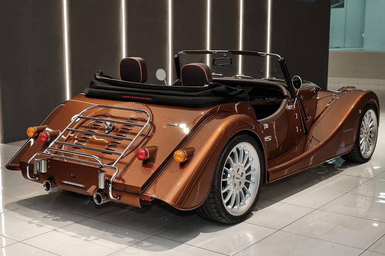 Trên trang cá nhân của mình, Hoàng Kim Khánh chia sẻ chốt đơn 1 chiếc xe Porsche, Ferrari và gần đây nhất là Morgan, 1 thương hiệu xe Anh quốc. Đáng chú ý, Morgan Plus Six 2023 của Hoàng Kim Khánh sở hữu màu sơn vàng đồng đẹp mắt, xe đã được đăng ký biển số Việt Nam.