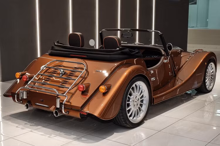 Trên trang cá nhân của mình, Hoàng Kim Khánh chia sẻ chốt đơn 1 chiếc xe Porsche, Ferrari và gần đây nhất là Morgan, 1 thương hiệu xe Anh quốc. Đáng chú ý, Morgan Plus Six 2023 của Hoàng Kim Khánh sở hữu màu sơn vàng đồng đẹp mắt, xe đã được đăng ký biển số Việt Nam.