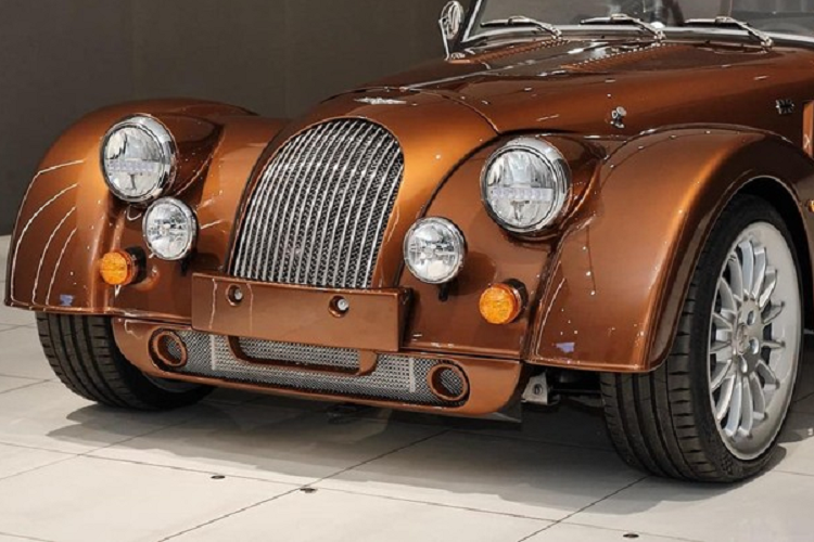 Chiếc xe thể thao Morgan Plus Six của Hoàng Kim Khánh mới mua được trang bị khối động cơ 6 xi-lanh thẳng hàng, dung tích 3.0 lít, tăng áp, sản sinh ra công suất tối đa lên đến 335 mã lực và mô men xoắn cực đại là 500 Nm. Sức mạnh này kết hợp cùng hộp số tự động 8 cấp ZF, nhờ đó, Morgan Plus Six có thể tăng tốc từ vị trí xuất phát lên 100 km/h chỉ trong vòng thời gian 4,2 giây trước khi đạt vận tốc tối đa 267 km/h.