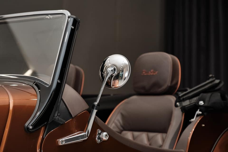 Plus Six 2023 về garage Hoàng Kim Khánh chính là phiên bản tiếp nối dòng Plus 8 cũng đã có ít nhất 1 chiếc về nước, khác với đàn anh, hãng xe Morgan cho thấy họ đã bớt chút bảo thủ khi bên cạnh gỗ tần bì họ còn kết hợp thêm nền tảng nhôm mới giúp tăng độ cứng xoắn thêm 100 phần trăm và trọng lượng của xe giảm 100 kg. Morgan Plus Six sở hữu kiểu mui mềm đóng hoặc mở "bằng cơm", tức người dùng phải tự tay thực hiện, không có trang bị nút bấm như các xe thể thao hiện nay.