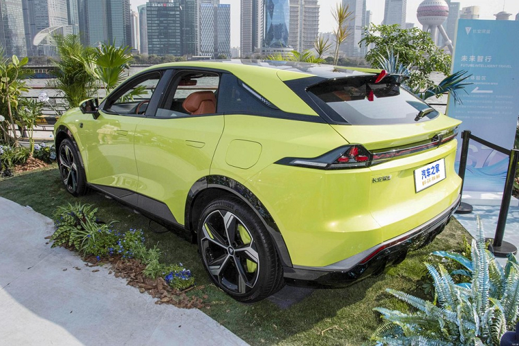 Thiết kế của Changan Deepal S7 của Trung Quốc, cụ thể là phần đầu xe khiến không ít người gợi nhớ đến chiếc siêu SUV đến từ Ý là Lamborghini Urus, nhưng thiếu kế của S7 cũng có nhiều nét riêng, như đèn hậu LED trong suốt, bộ mâm hình cánh hoa. Nói về kích thước, S7 gần như tương đương với Tesla Model Y khi có chiều dài, rộng và cao lần lượt là 4750/1930/1625 mm với chiều dài cơ sở là 2900 mm.