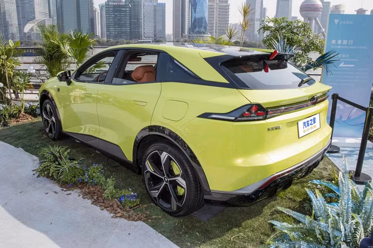 Thiết kế của Changan Deepal S7 của Trung Quốc, cụ thể là phần đầu xe khiến không ít người gợi nhớ đến chiếc siêu SUV đến từ Ý là Lamborghini Urus, nhưng thiếu kế của S7 cũng có nhiều nét riêng, như đèn hậu LED trong suốt, bộ mâm hình cánh hoa. Nói về kích thước, S7 gần như tương đương với Tesla Model Y khi có chiều dài, rộng và cao lần lượt là 4750/1930/1625 mm với chiều dài cơ sở là 2900 mm.