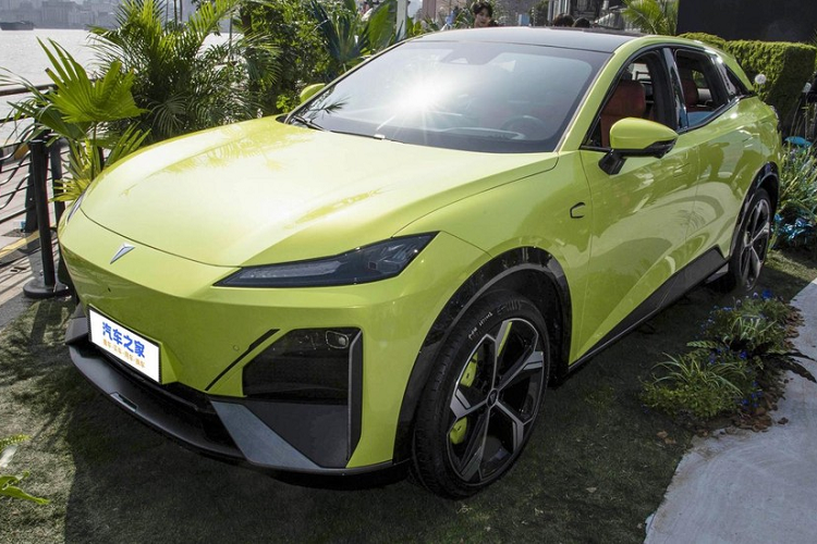 Về Deepal, đây là một dự án mà Changan, nhà sản xuất pin CATL và gã khổng lồ công nghệ Huawei cùng điều hành, nó được định vị nằm giữa các thương hiệu khác như Changan và Avatr. Trước đó, Deepal chỉ bán một mẫu xe duy nhất là sedan SL03, vì thế, việc S7 cuối cùng đã mở bán trước đã giúp SL03 một tay trong việc gặt hái doanh số cho thương hiệu xe này.