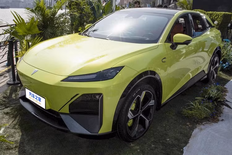 Về Deepal, đây là một dự án mà Changan, nhà sản xuất pin CATL và gã khổng lồ công nghệ Huawei cùng điều hành, nó được định vị nằm giữa các thương hiệu khác như Changan và Avatr. Trước đó, Deepal chỉ bán một mẫu xe duy nhất là sedan SL03, vì thế, việc S7 cuối cùng đã mở bán trước đã giúp SL03 một tay trong việc gặt hái doanh số cho thương hiệu xe này.