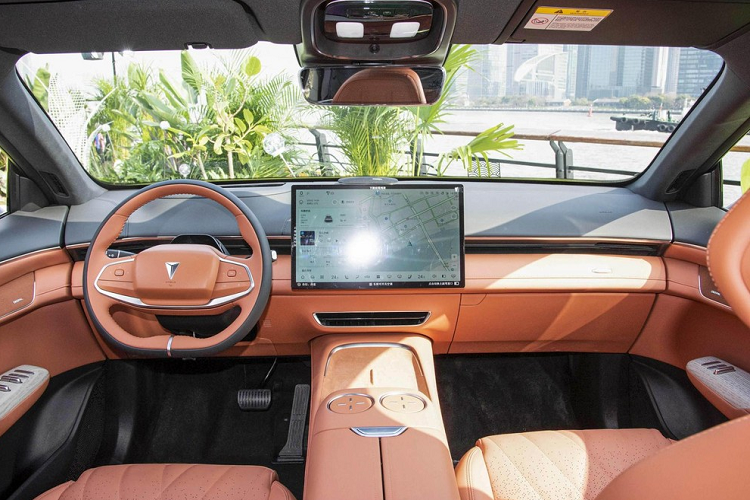 Deepal S7 đứng trên nền tảng EPA1, giống như SL03. Như đã đề cập, hệ thống truyền động của nó có ba tùy chọn. Chiếc đầu tiên chạy hoàn toàn bằng điện với hai động cơ điện tùy chọn cho công suất tối đa 218 mã lực hoặc 258 mã lực.