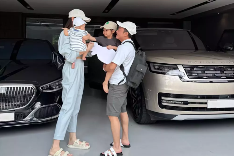 Trong năm 2024, Cường Đô la tiết lộ sẽ mang 1 cặp xe Porsche của mình tham dự hành trình phượt từ Sài Gòn đi châu Âu, trong đó, anh hứa là sẽ lái Porsche 911 Sport Classic, và còn sẽ mang xe chạy đủ 100.000 km để làm video đặc biệt.