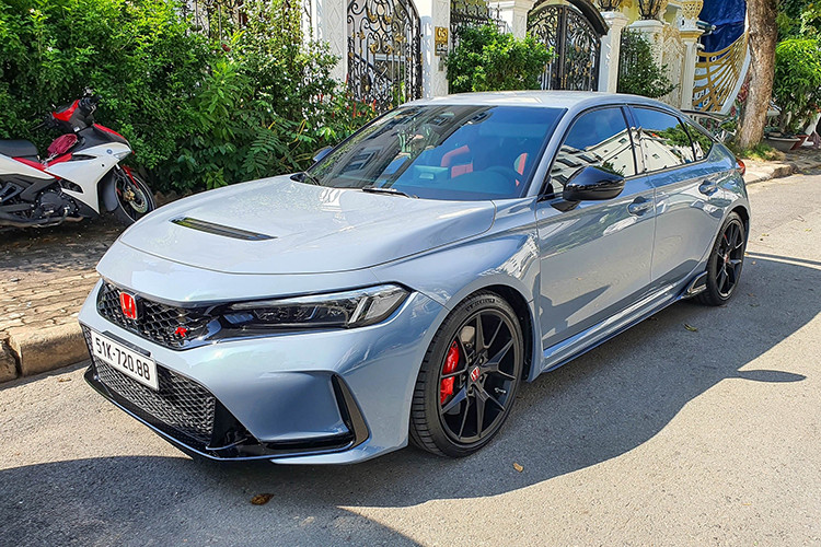 Honda Civic Type R 2023 của Cường Đô la vẫn đồng hành cùng hộp số sàn 6 cấp như bản cũ nhưng có thêm công nghệ điều chỉnh vòng tua máy tự động, cần số cứng hơn và kiểu chuyển số được tối ưu hóa. Xe sử dụng hệ dẫn động cầu trước và bộ vi sai hạn chế trượt.